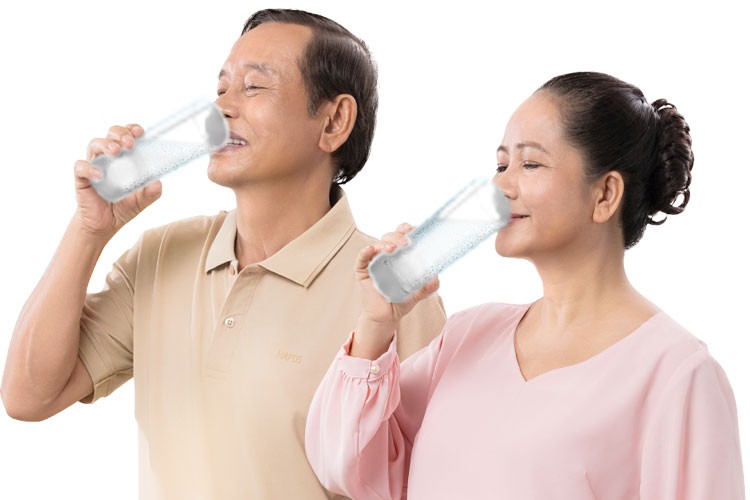 Vì sao người cao tuổi cần uống nước ấm thay vì nước lạnh?